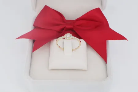 Arany Eljegyzési Gyűrű Halo Fejkialakítással Kövezett Sínnel (gy1070)