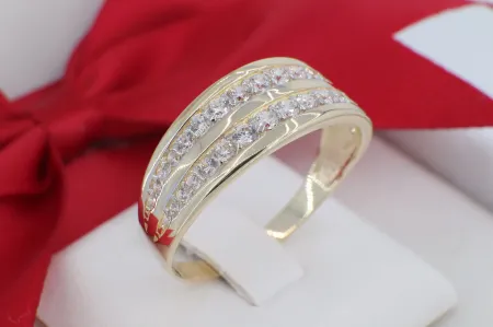 Hangsúlyos Elegancia: Széles Arany Gyűrű Szikrázó Köves Sorokkal (gy1600)