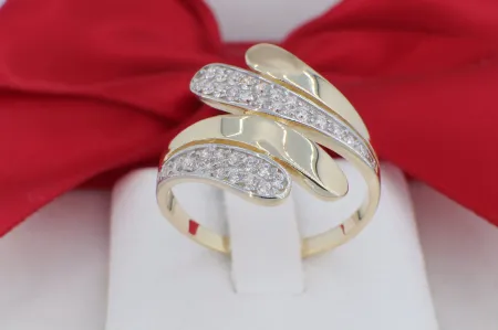 Keresztezett Elegancia: 14K Sárga Arany Gyűrű Szikrázó Köves Sávokkal (gy1680)
