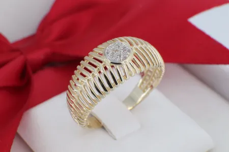 Kifinomult Luxus: Keresztezett Sávos Arany Gyűrű Ragyogó Kövezéssel (gy2058)