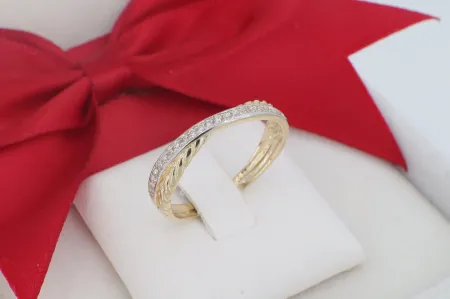 Elegáns 14 Karátos Arany Gyűrű Sodrott Díszítéssel és Cirkónia Sorral (gy2100)