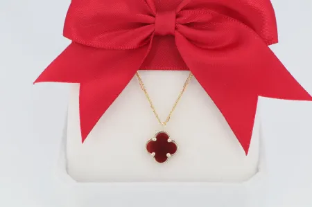 Divatos piros lóhere medál nyaklánccal (nym275)